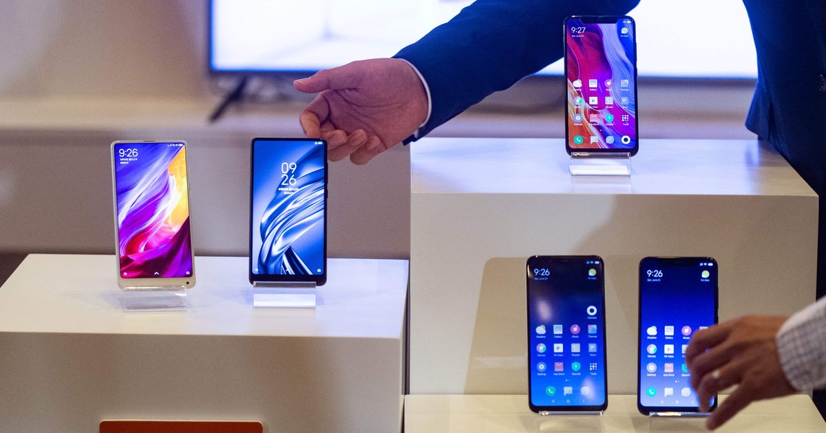 Стоит ли покупать смартфон. Xiaomi mi 10t 5g в руках. Xiaomi mi 10 5g в руке. Сяоми 10 про клавиатура на телефоне. Xiaomi mi 10 5g на столе фото