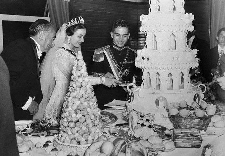 Jordaania kuningas Hussein ja ta esimene naine Dina bint Abdul-Hamid oma pulmapäeval 1955. aastal