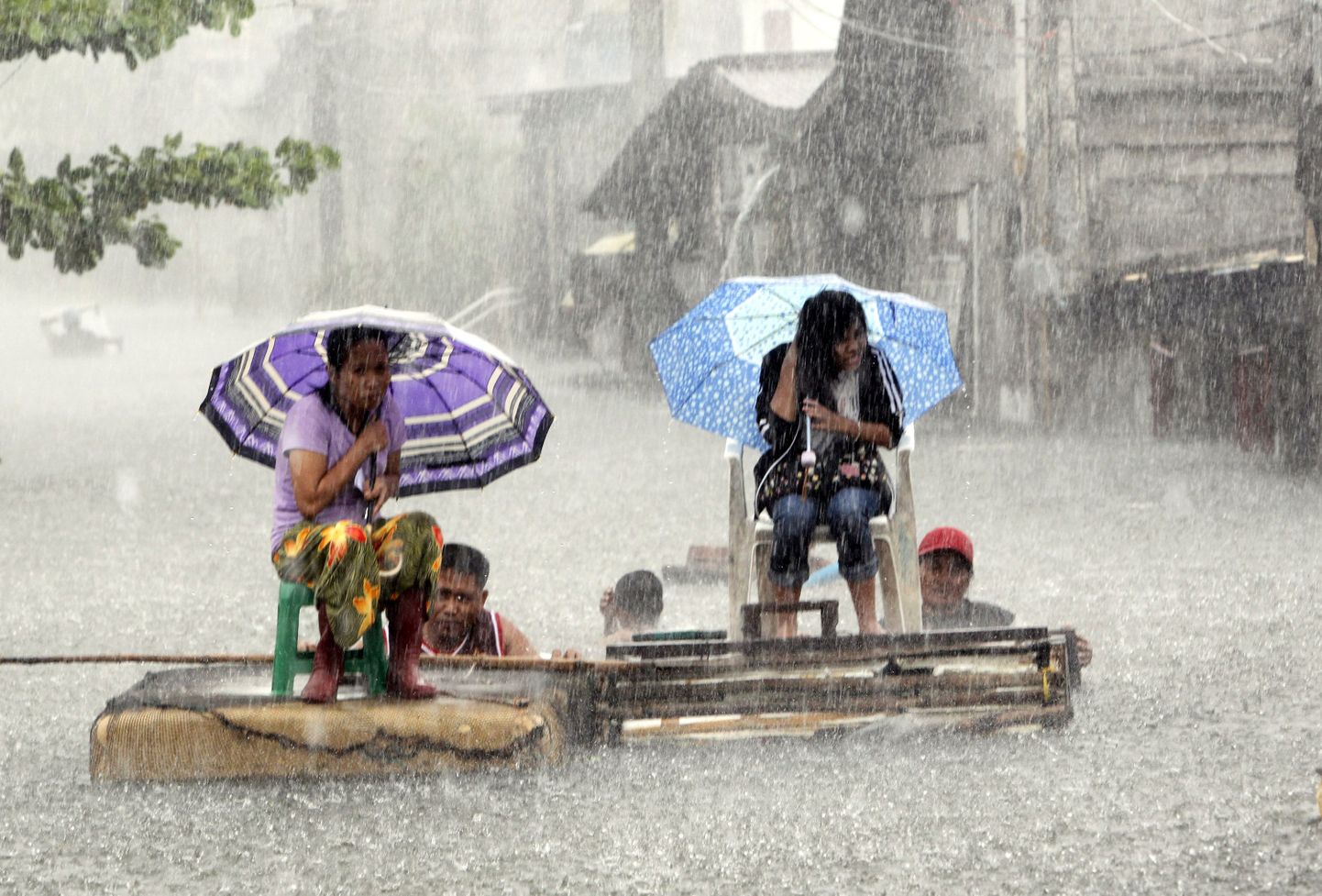 Taifuun Saola laastas ka Filipiine tugevate paduvihmadega.