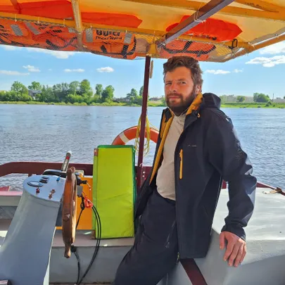 Лодочник Денис говорит, что политика его совершенно не интересует.
