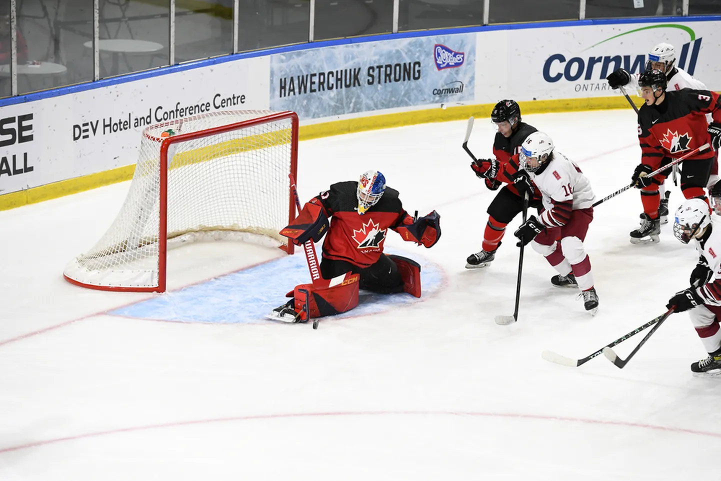 Latvijas un Kanādas U-18 izlašu hokejisti