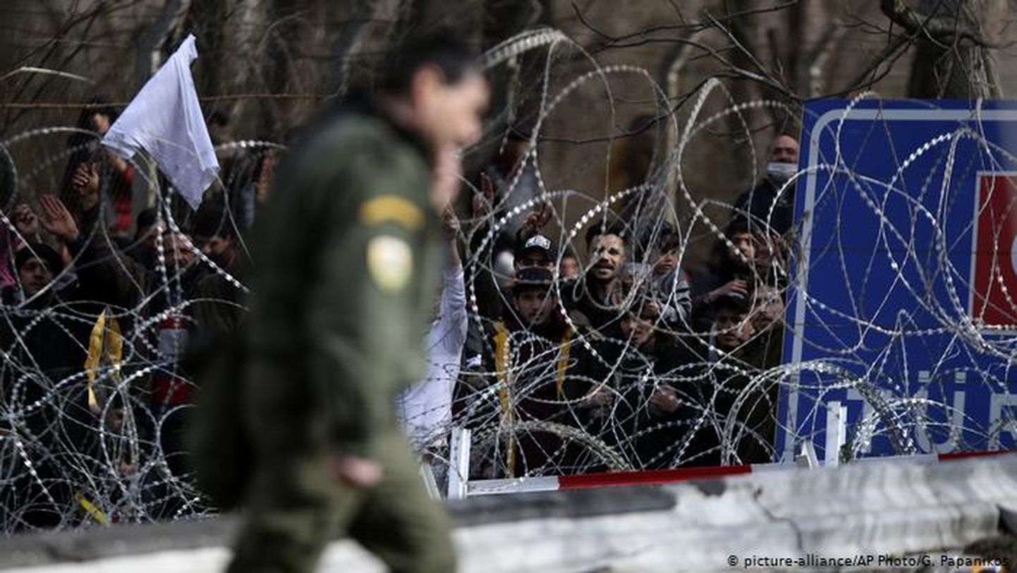 Беженцы и пограничники на границе Турции и Греции