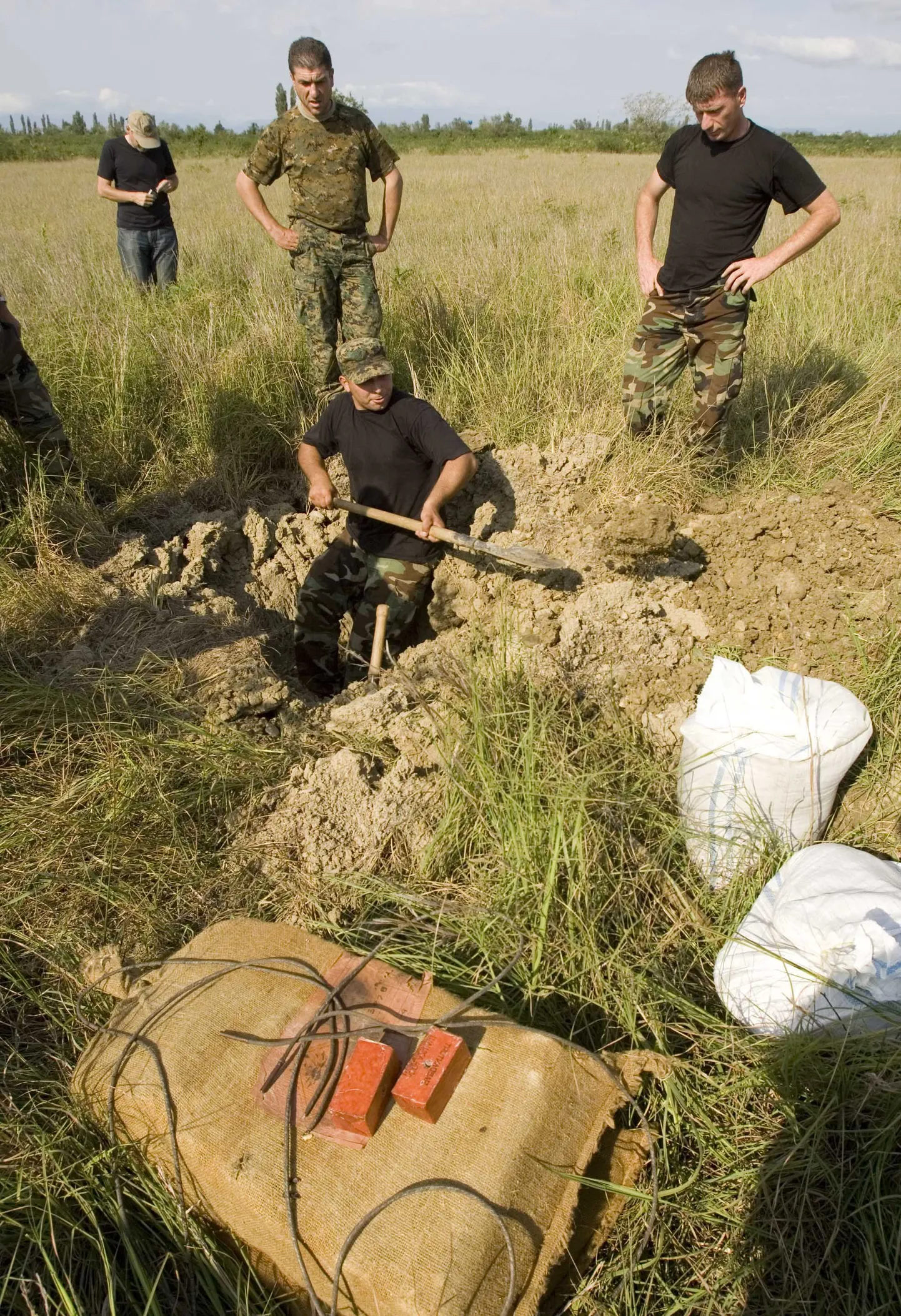 Gruusia sõdurid Kutaisis Vene pommi demineerimias.