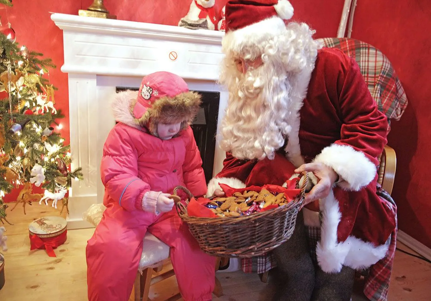 В рождественские дни многие малыши в Эстонии получили гостинцы прямо из рук самого Санта-Клауса.