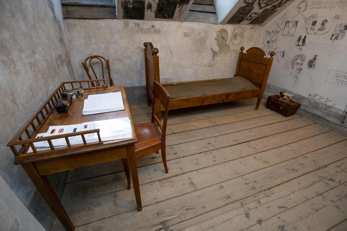 Ülikooli kunstimuuseum avab peahoone pööningul kartseris näituse, kus saab tutvuda 19. sajandi tudengite suurte ja väikeste eksimustega.