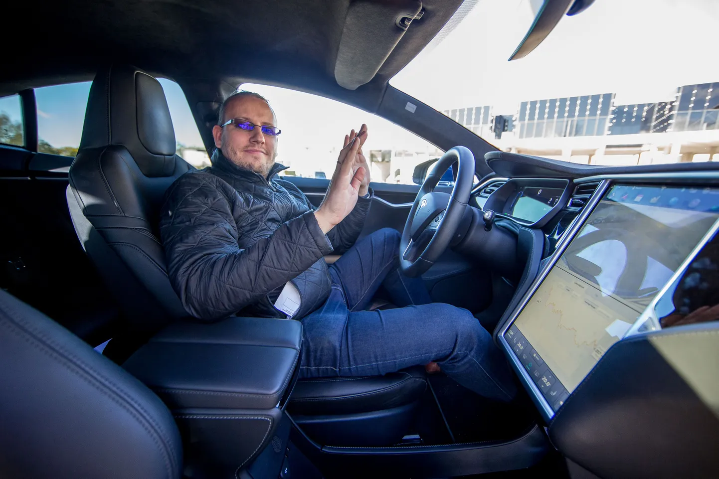 Esimesena Eestis Tesla S elektriauto omanikuks saanud Mario Kadastik leiab, et Tesla gigatehase nimel peaksime loobuma põlevkivienergia kasutamisest.