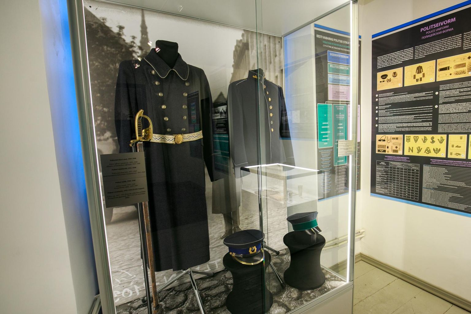 Näituse eksponaadid annavad ülevaate politseinike väljanägemisest eri ajajärkudel.