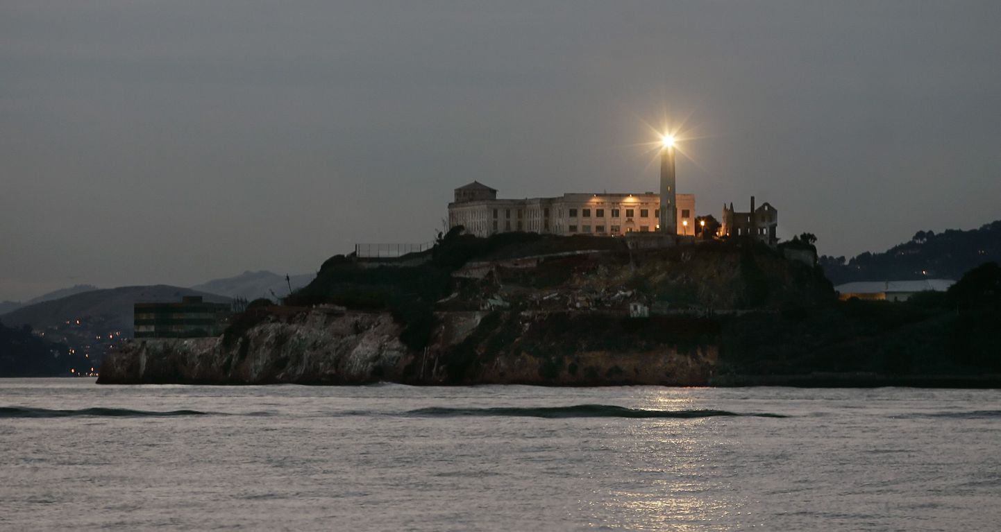 San Francisco lahes asuv Alcatrazi saar ja endine kuulus vangla