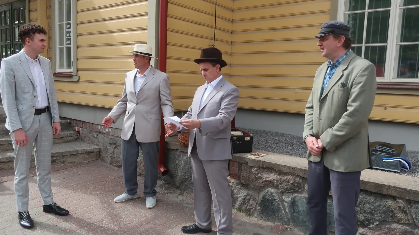 Põlva keskraamatukogu esisel avati esmaspäeval mälestuskivi kirjanikule, kunstnikule, ajakirjanikule ja seltsitegelasele Jaan Vahtrale.
