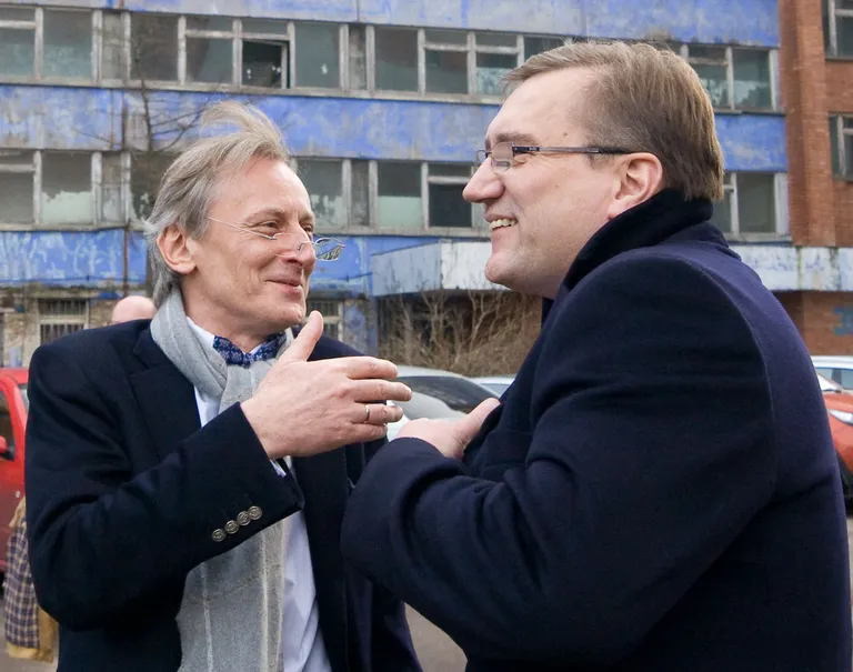 В 2011 году Мирослав Пеньковский, бизнесмен с польско-немецкими корнями, принимал на заводе "Micro-Fix" тогдашнего министра экономики и коммуникаций Юхана Партса. В 2020 году "Micro-Fix" обанкротился.