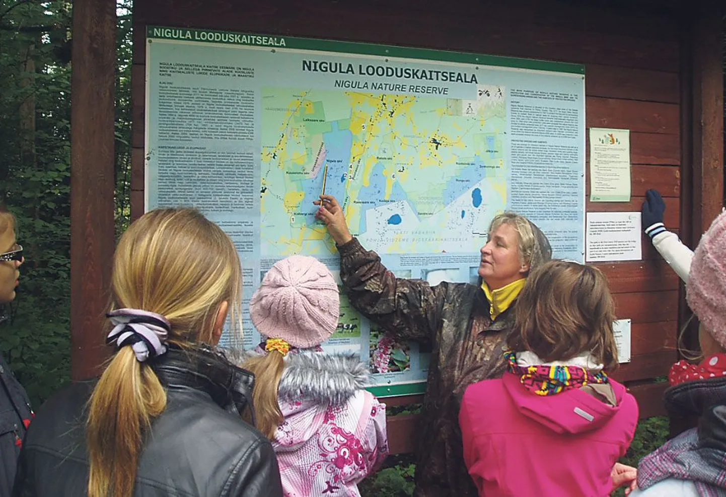 Märgalade laagris tutvustas õpilastele Nigula looduskaitseala Heli Kübar.