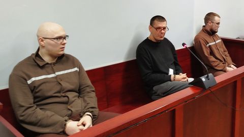 VIDEO ⟩ Kolm kinnipeetavat kohtu ees: kahetsen, et valel ajal vales kohas olin