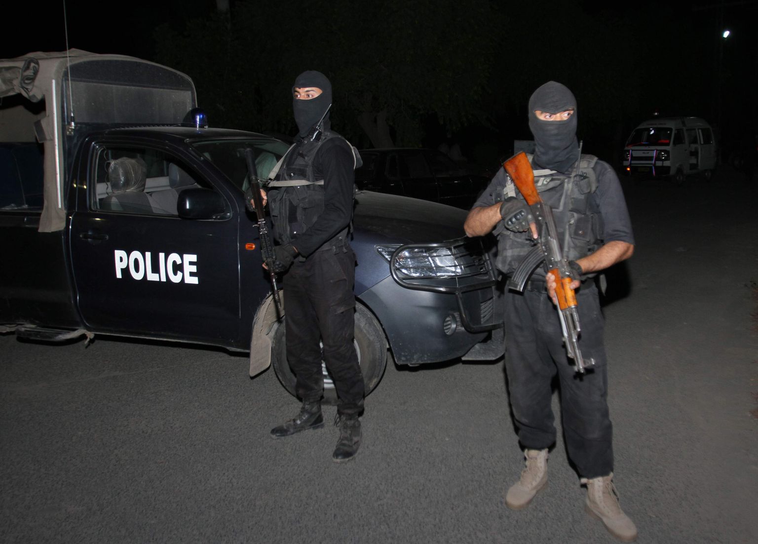Pakistani politsei eriüksuslased maikuus Multani haigla juures, kuhu toodi pärast julgeolekuoperatsiooni kaheksa Al-Qaedaga seotud islamisti laibad.
