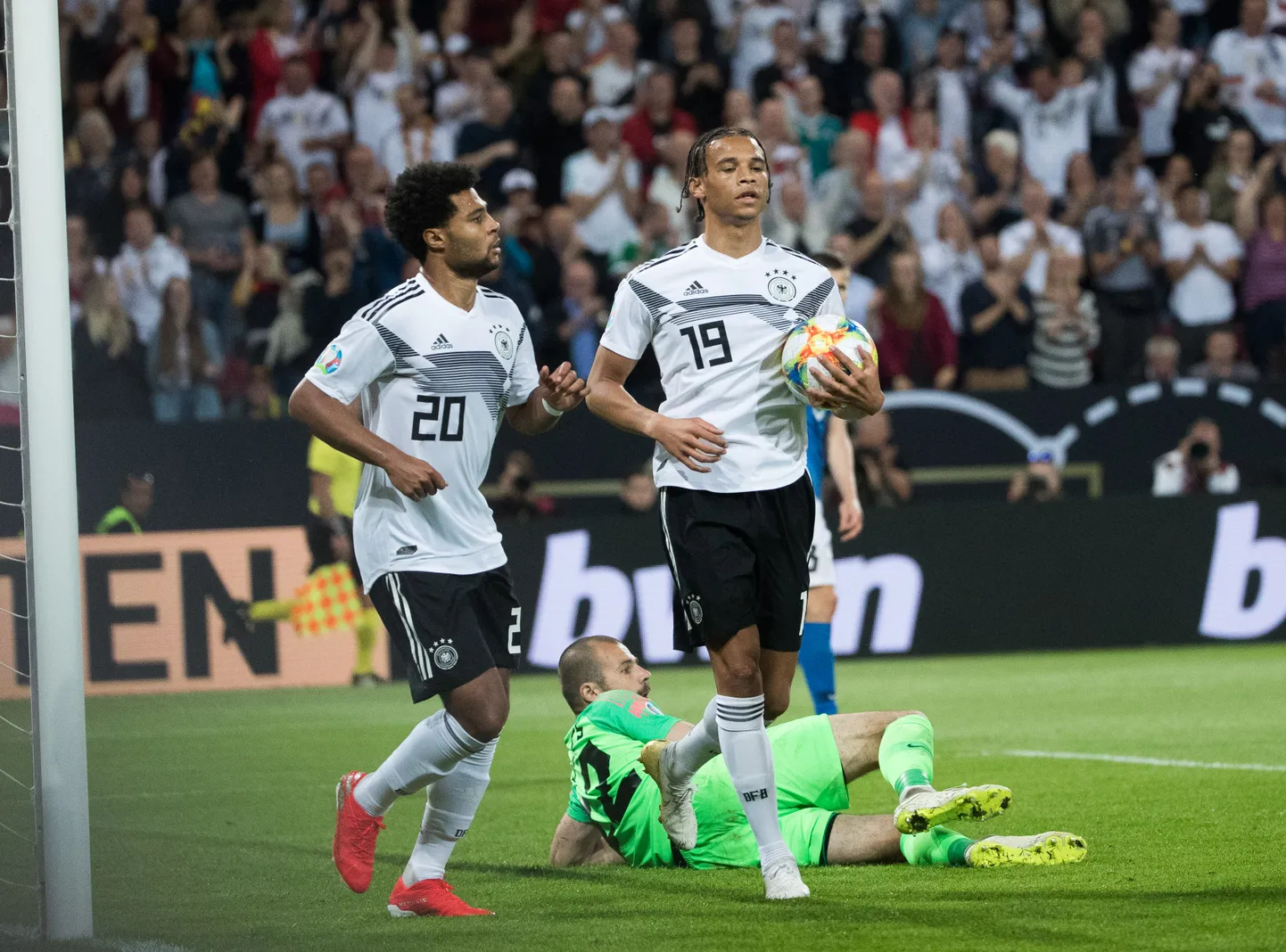 Saksamaa koondis mängis teisipäeval Mainzis eestlased kõigiti üle. Pärast järjekordset väravat rõõmustavad Leroy Sane (paremal) ja Serge Gnabry, õnnetuna on murul vv Sergei Lepmets.
