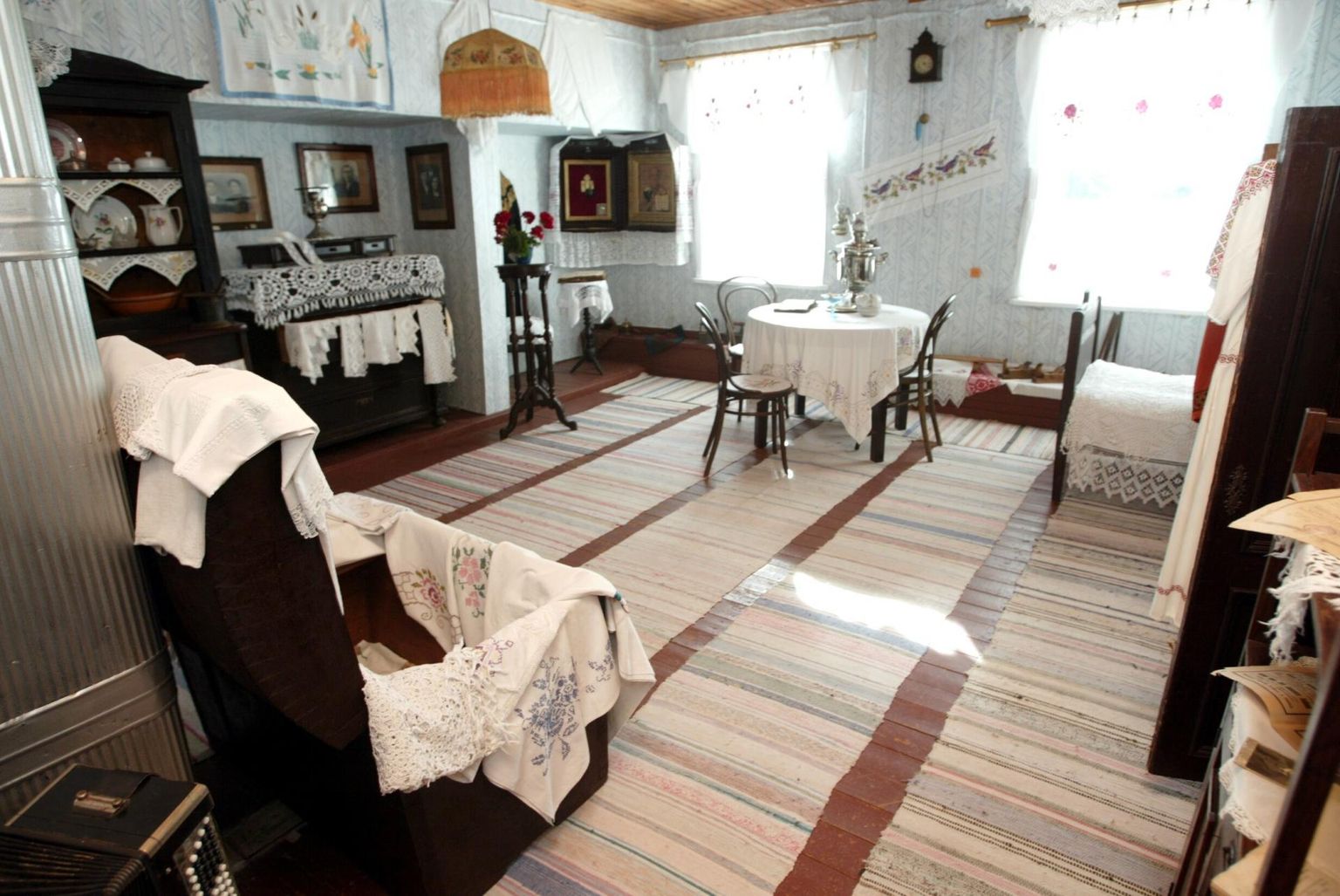 Puhtusest säravad vaibad ja muud kodutekstiilid Peipsi äärse Varnja küla elava ajaloo muuseumis, mis tutvustab vanausuliste eluviisi ülemöödunud sajandivahetusel.