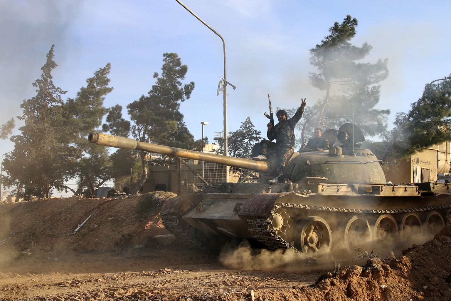 Süüria valitsusvägedede tank Raqqa provintsis.