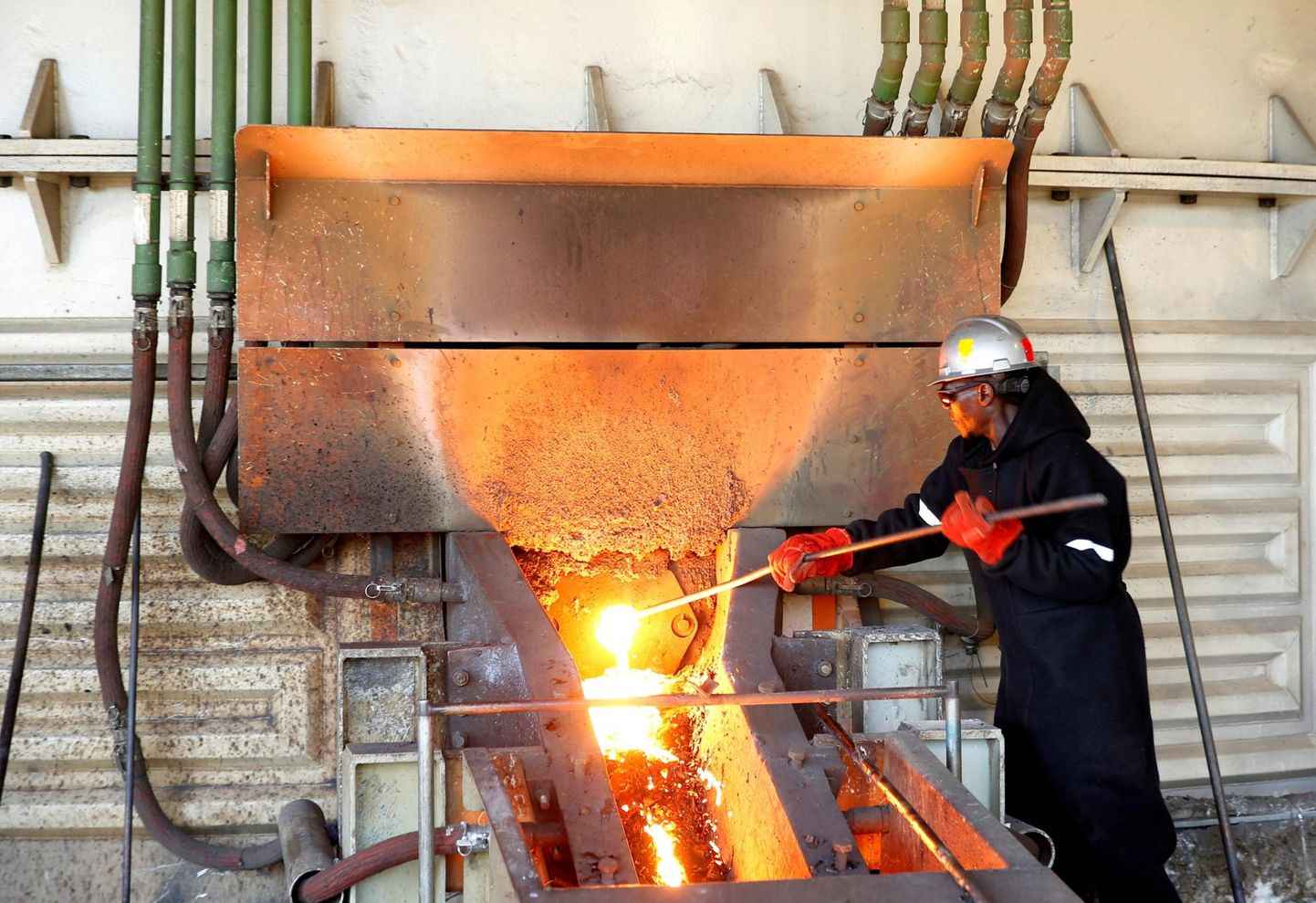 Töötaja hooldab masinaid Zimbabwes Shurugwis Anglo American Platinumi Unki plaatinakaevanduses.