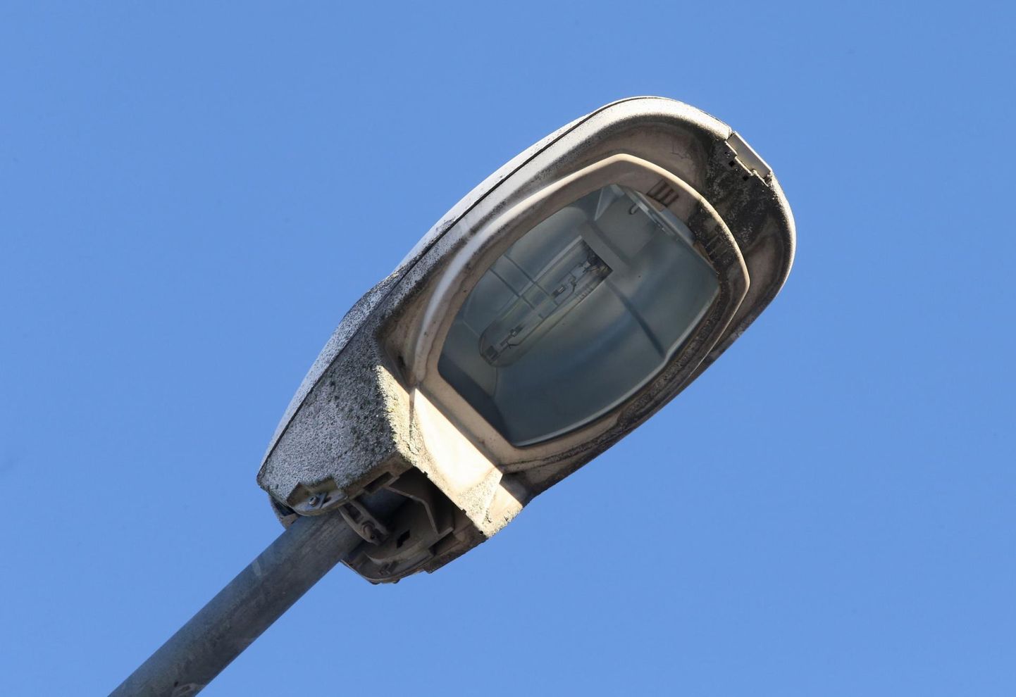 Annelinna servas Kivilinna Konsumi juures vajavad väljavahetamist nii tänavalgustuse lambid kui ka lambipostid.