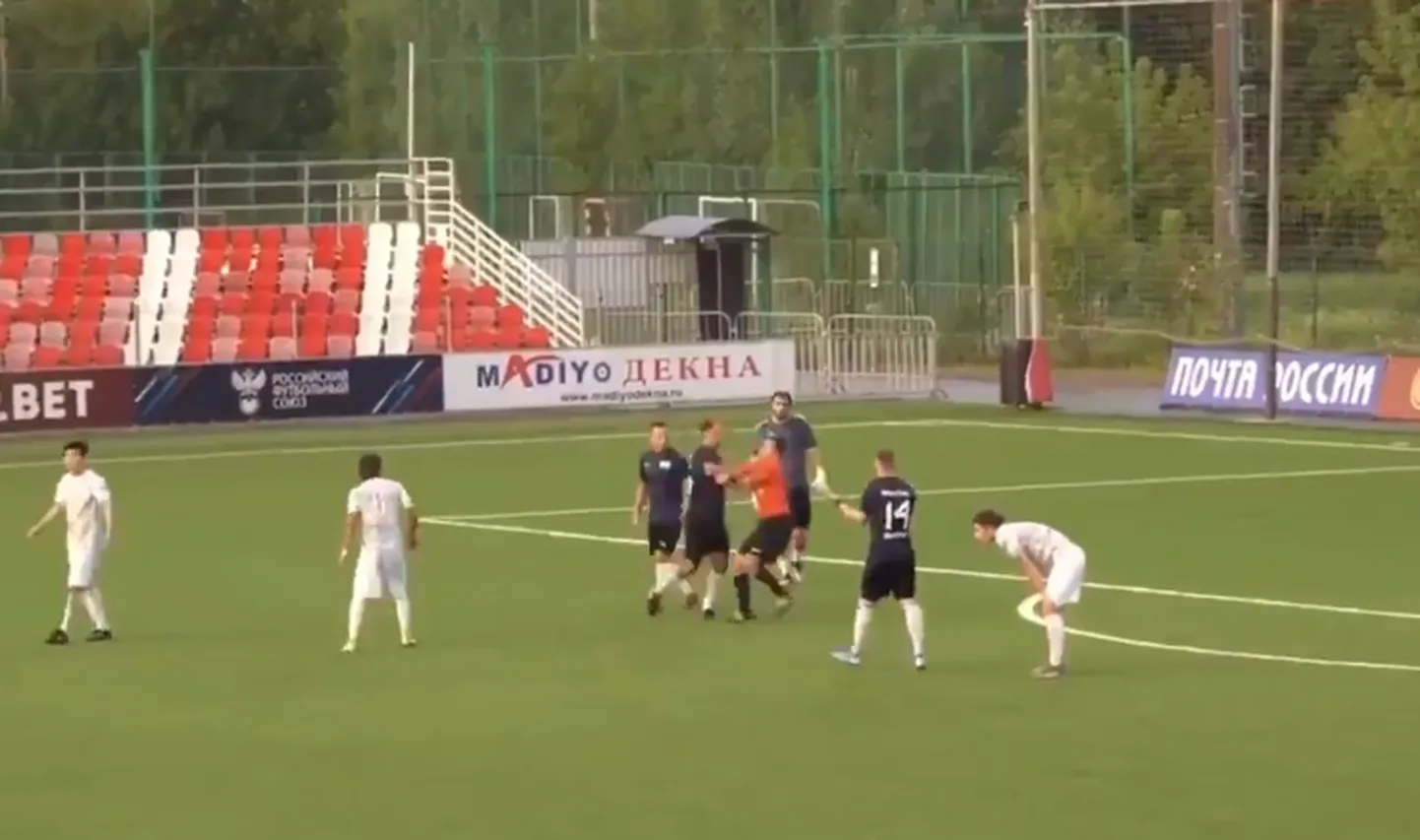 Roman Širokov kohtunikku ründamas.