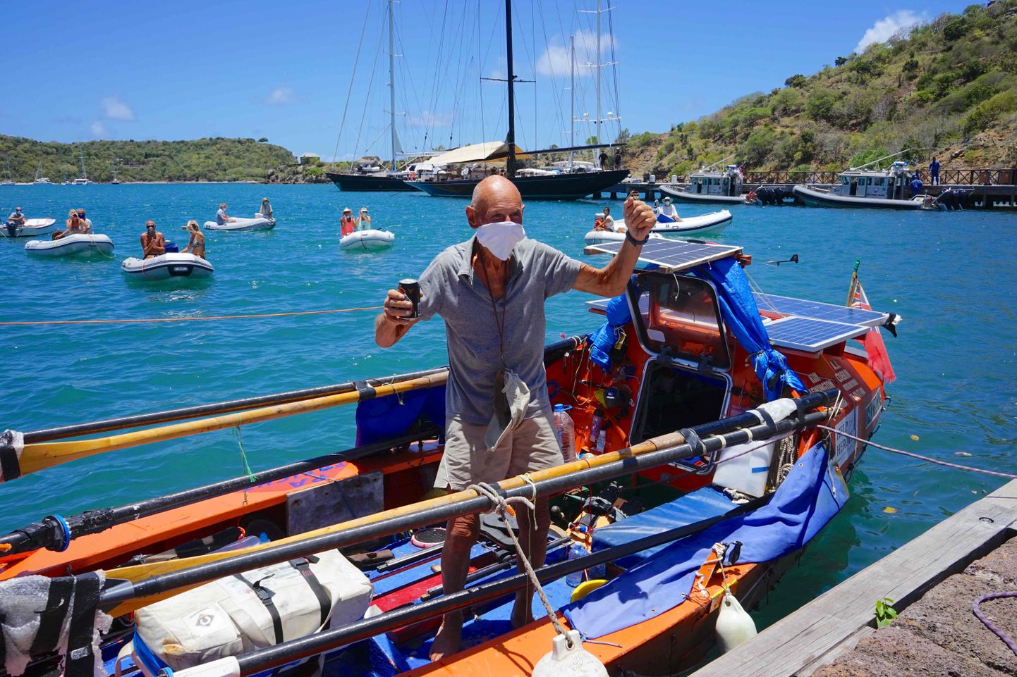 72-aastane britt, Leicesterist pärit Graham Walters jõudis Antiguasse kolmapäeval.
