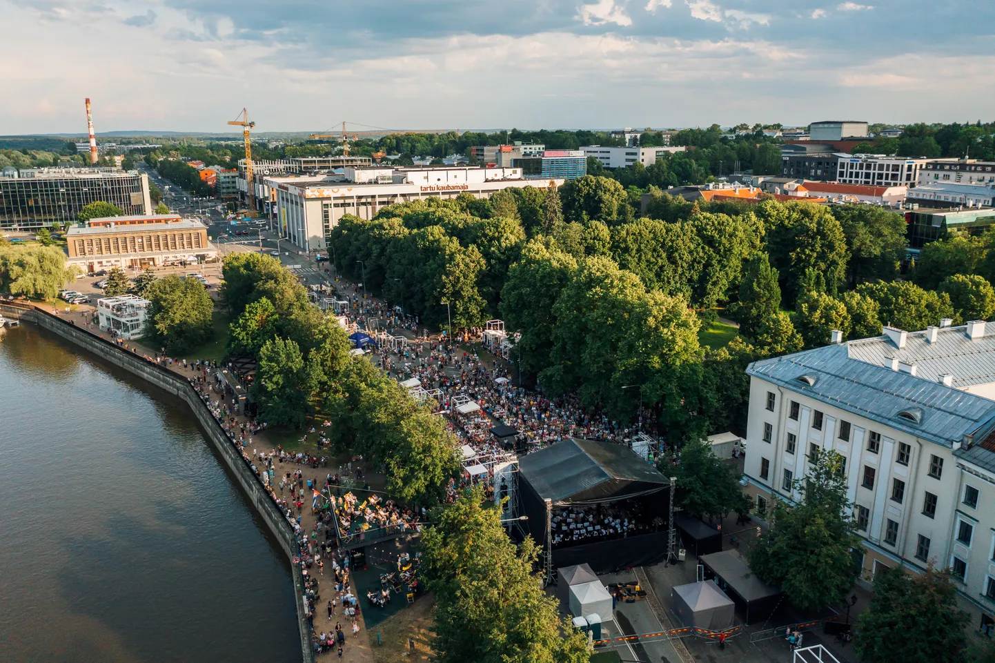 Tartu 2024 suvepidu Autovabaduse puiesteel toob lavale armastatud artistid.