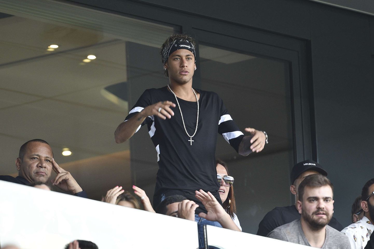 Pariis Saint-Germaini jalgpallur Neymar jälgimas uue koduklubi mängu Amiens'i vastu.
