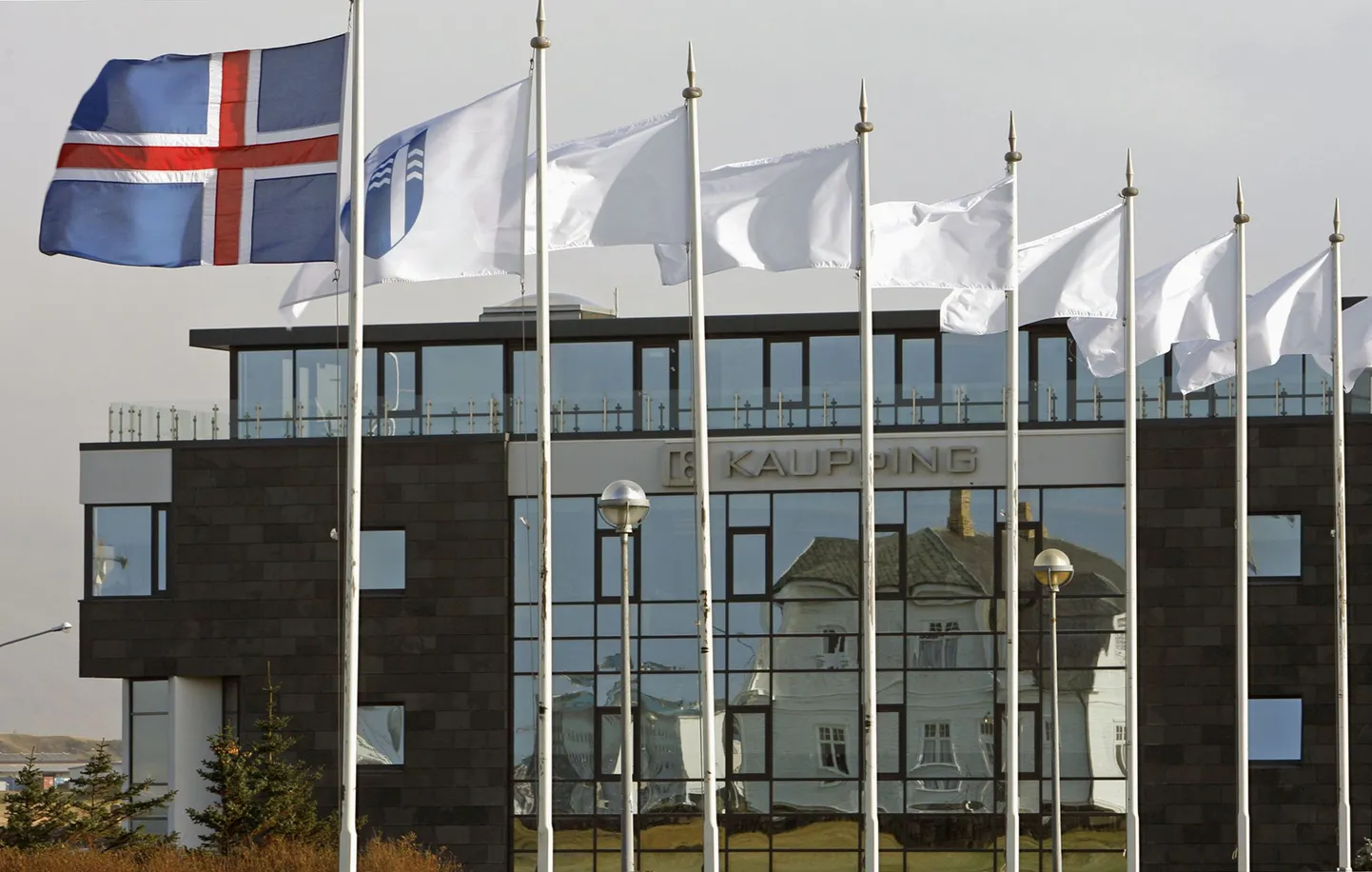 Islandi lipp lehvimas Kaupthingi panga peakorteri ees Reykjavikis.