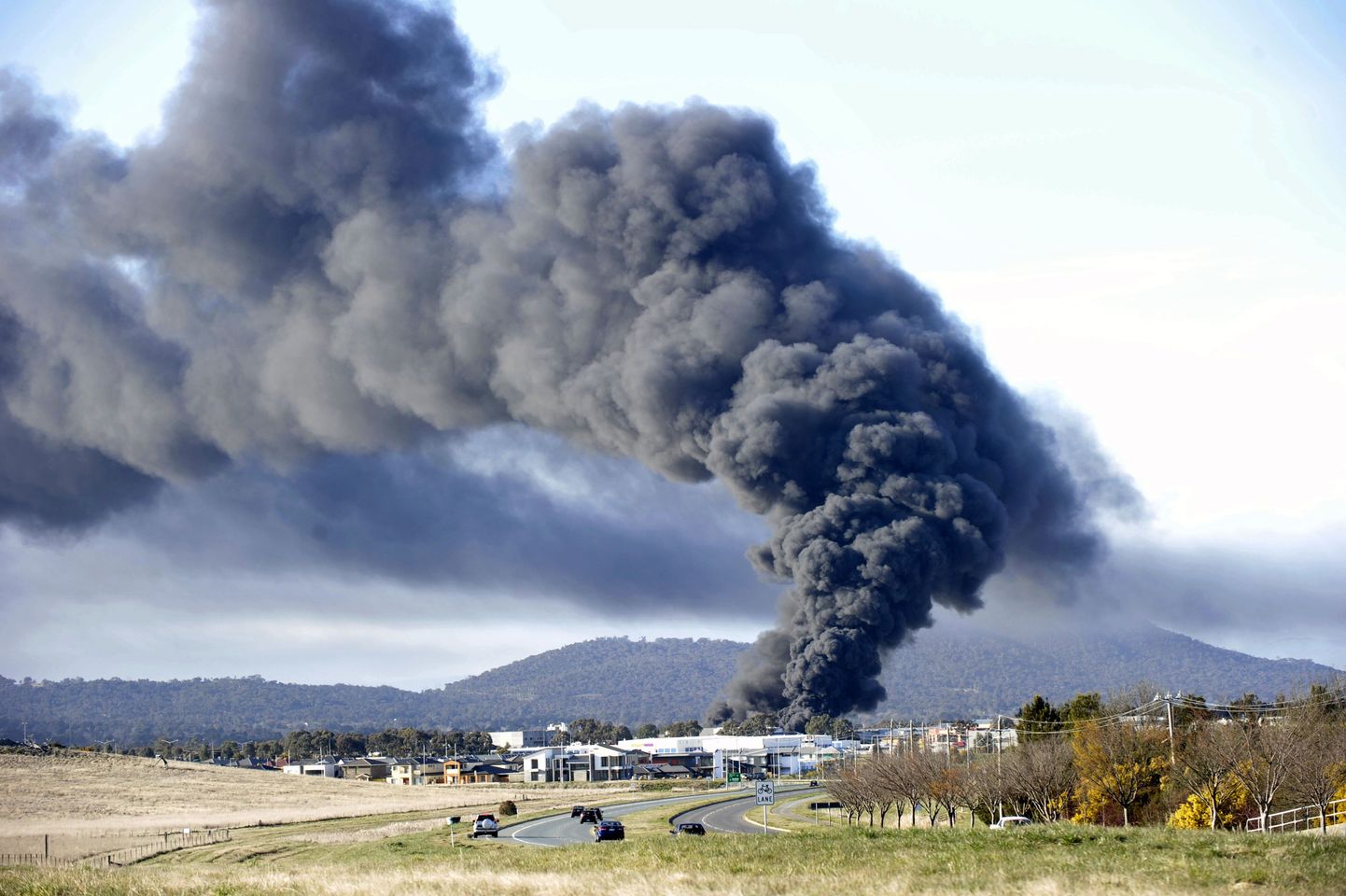 Keemiatehase põleng tekitas täna Canberras ulatusliku suitsusamba.