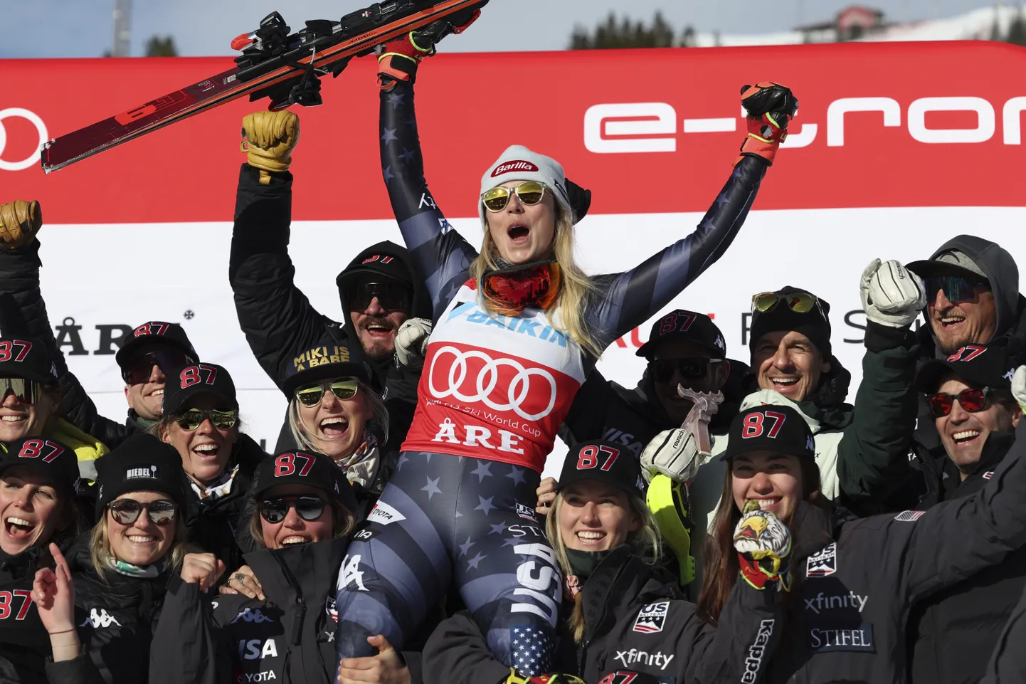 Mikaela Shiffrinit kantakse õigusega kätel.