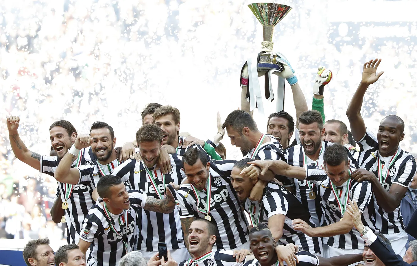 Juventuse meeskond võitu ja rekordit tähistamas.