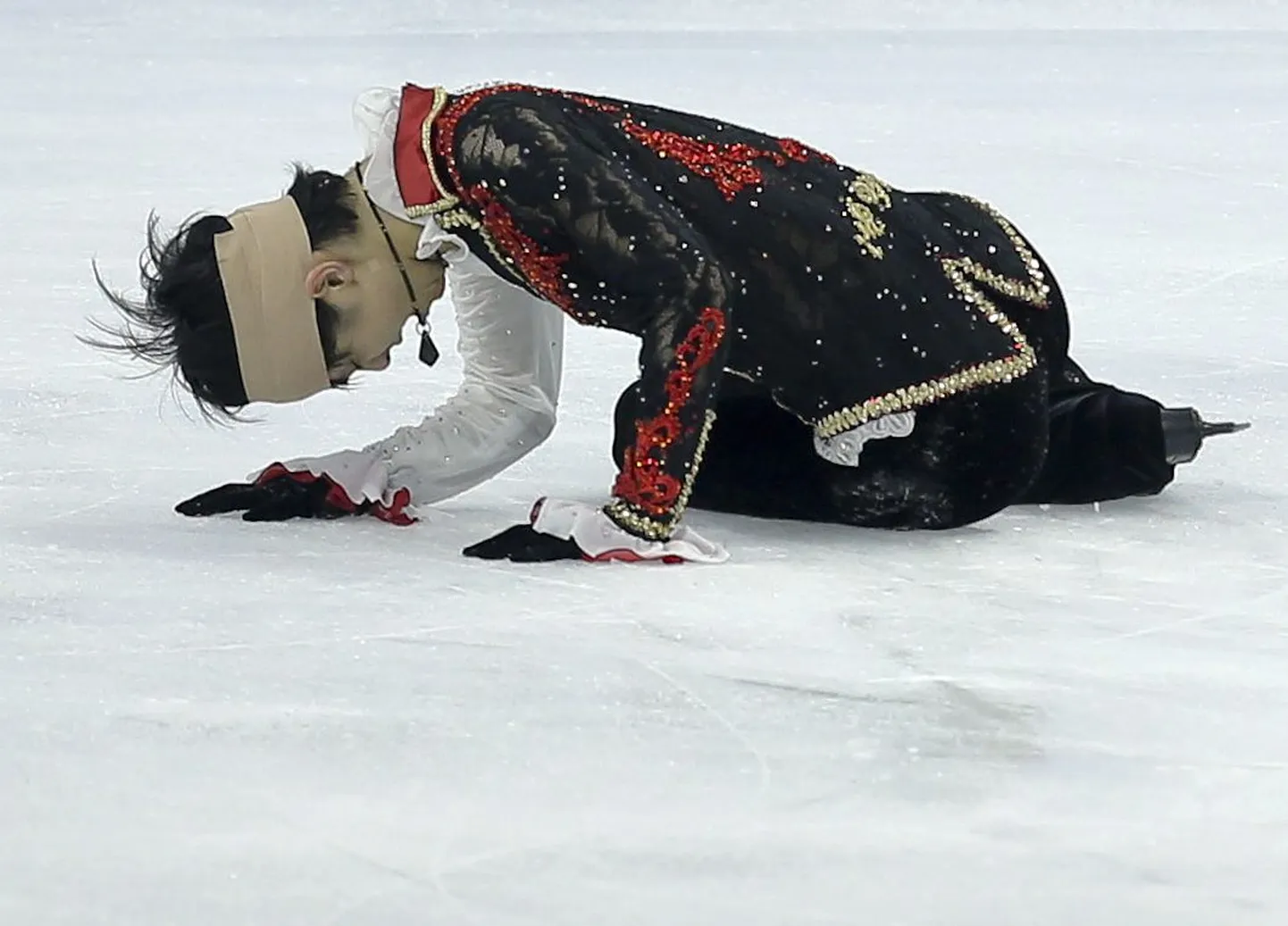 Shanghais toimunud iluuisutamise võistluse soojendusel põrkas 2014. aastal olümpiavõitjaks ja maailmameistriks kroonitud jaapanlane Yuzuru Hanyu peadpidi kokku hiinlase Han Yaniga.