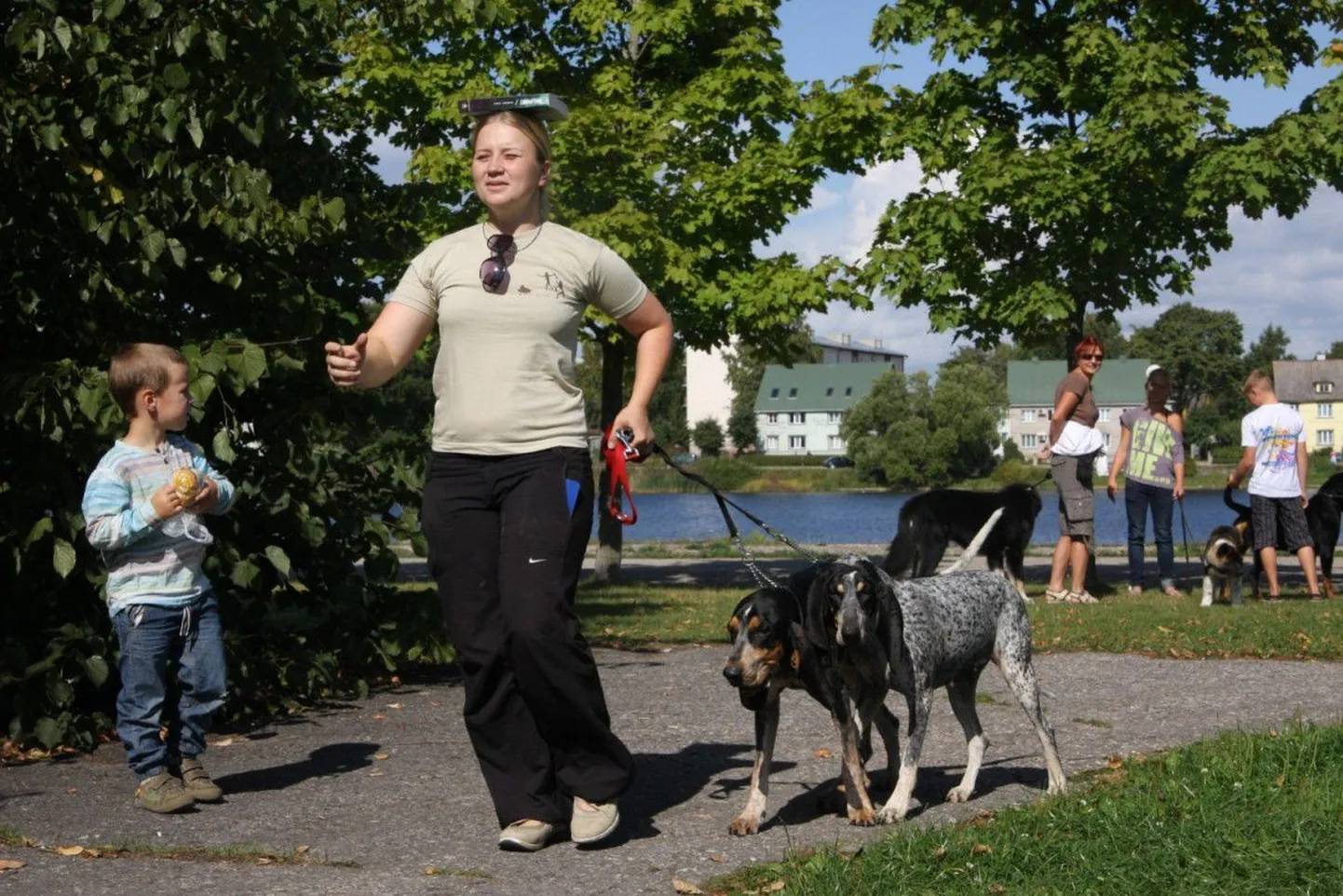 Kesklinna silla kõrval rohealal võtsid Jüri Jaansoni kahe silla jooksul omavahel mõõtu ka neljajalgsed ühes oma peremeestega – toimusid koerte võistlusmängud.