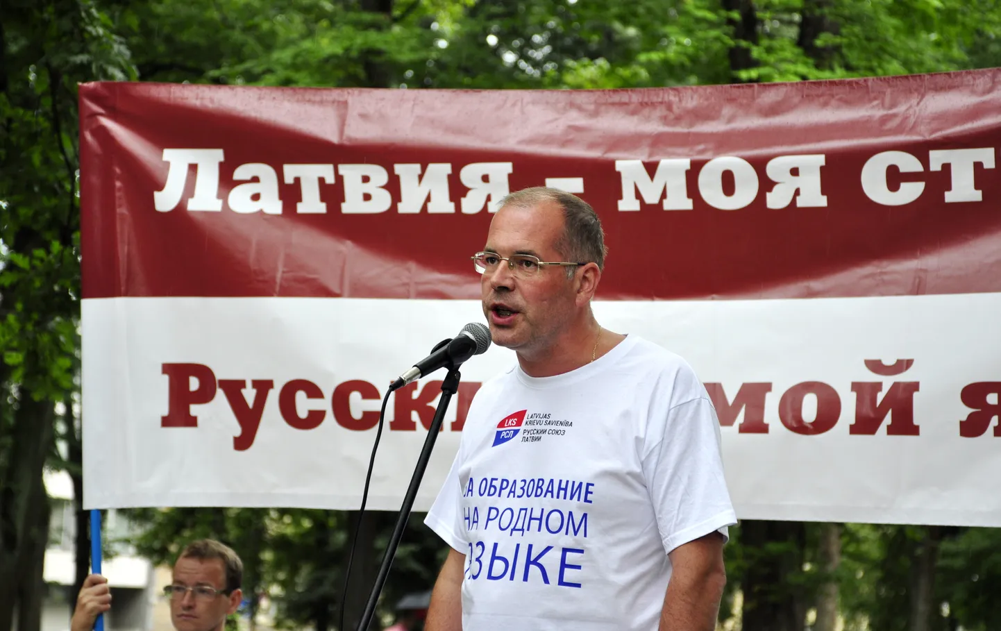 Бывший член Европарламента и бывший помощник Яны Тоом Андрей Мамыкин на протесте против латвийского образования в Даугавпилсе в 2018 году.