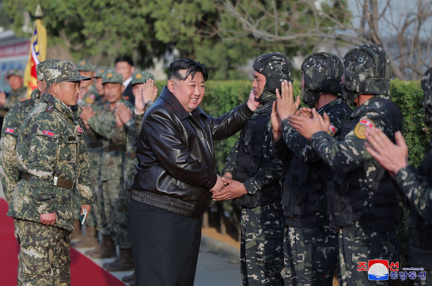 Põhja-Korea liider Kim Jong-un külastamas tähtsat kaardiväe tankidiviisi.