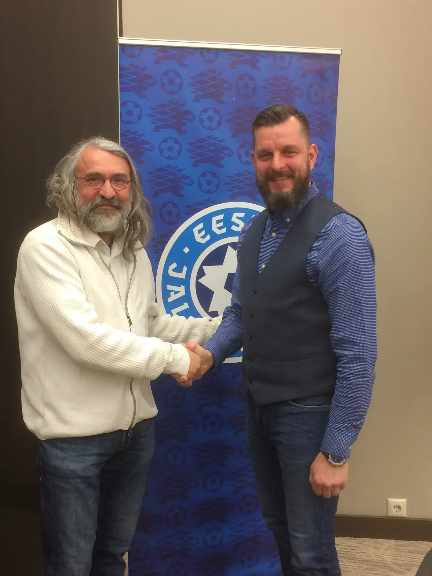 Jalgpalliliidu president Aivar Pohlak (vasakul) ja Rakvere linnavolikogu aseesimees Aleksandr Holst.