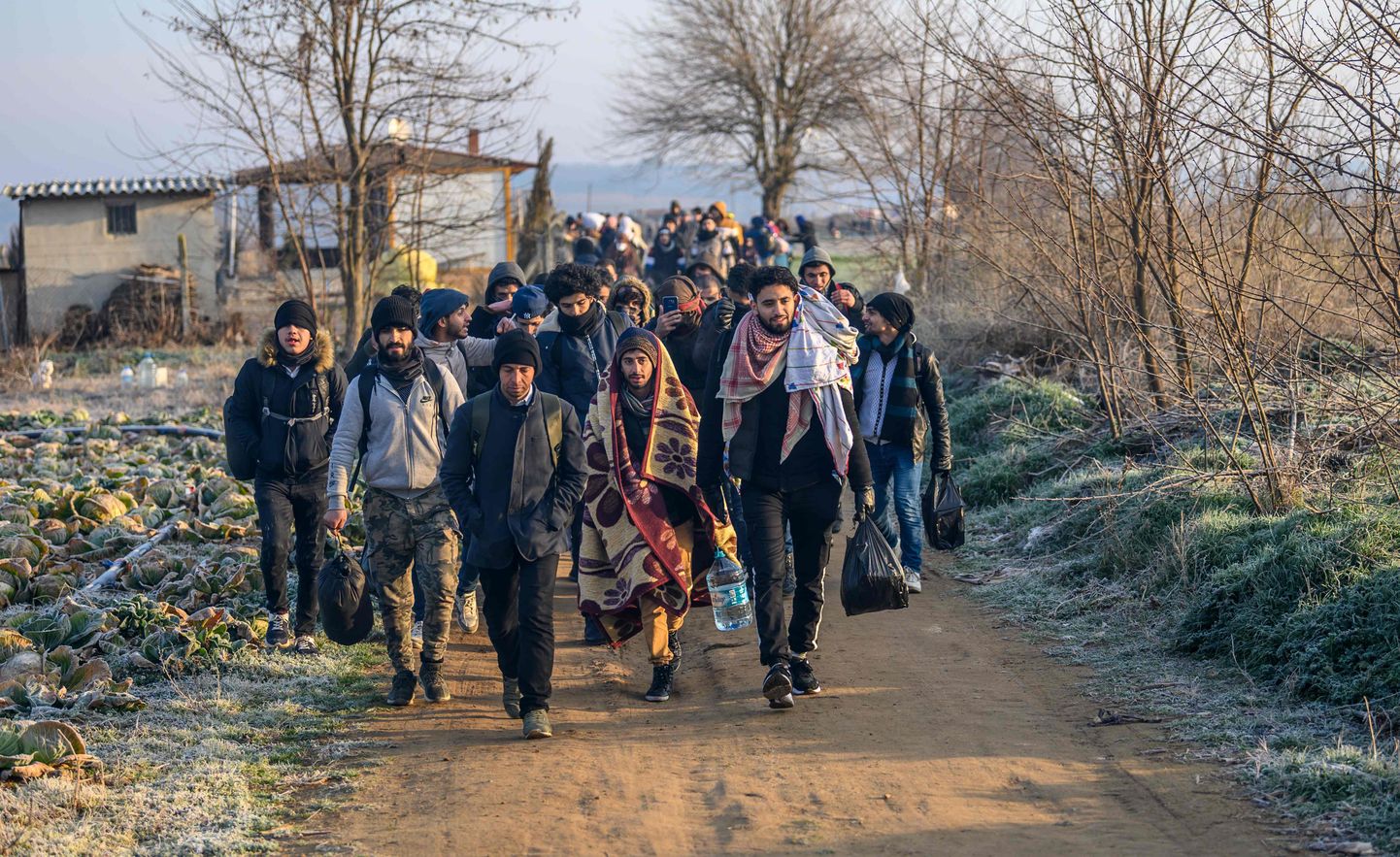Migrandid Türgi-Kreeka piirile suundumas.