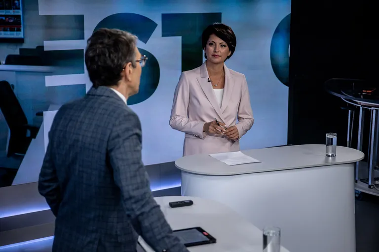 Студия Postimees: налоги нужно ли поднимать, чтобы жить лучше? / Одежда ведущей: Tallinna Kaubamaja / Ted Baker