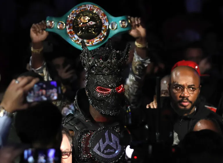 Deontay Wilder sammus ringi mustas raudrüüs.