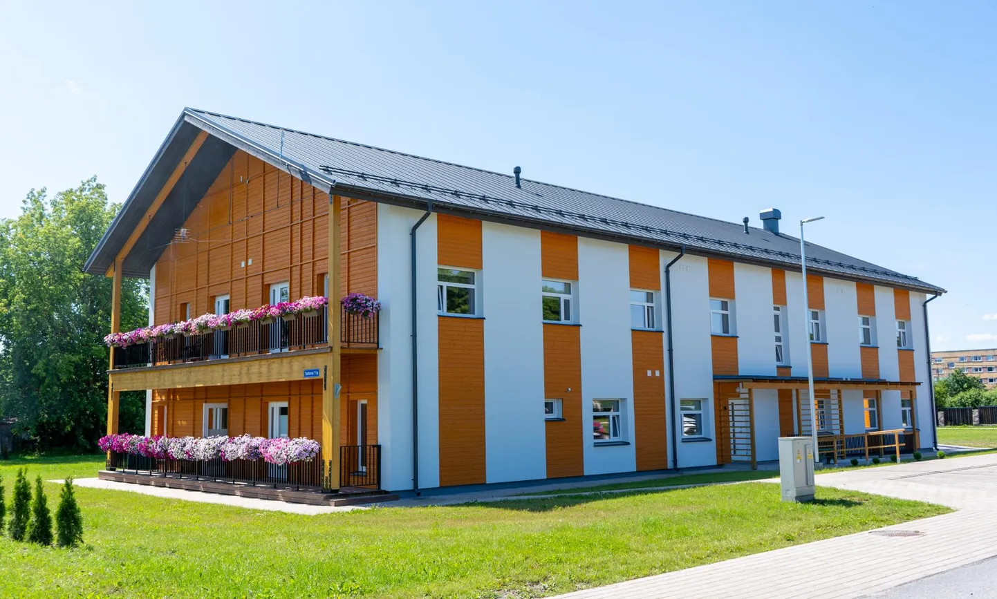 Laulev pink on kavas panna Võhma kogukonnamaja juurde.