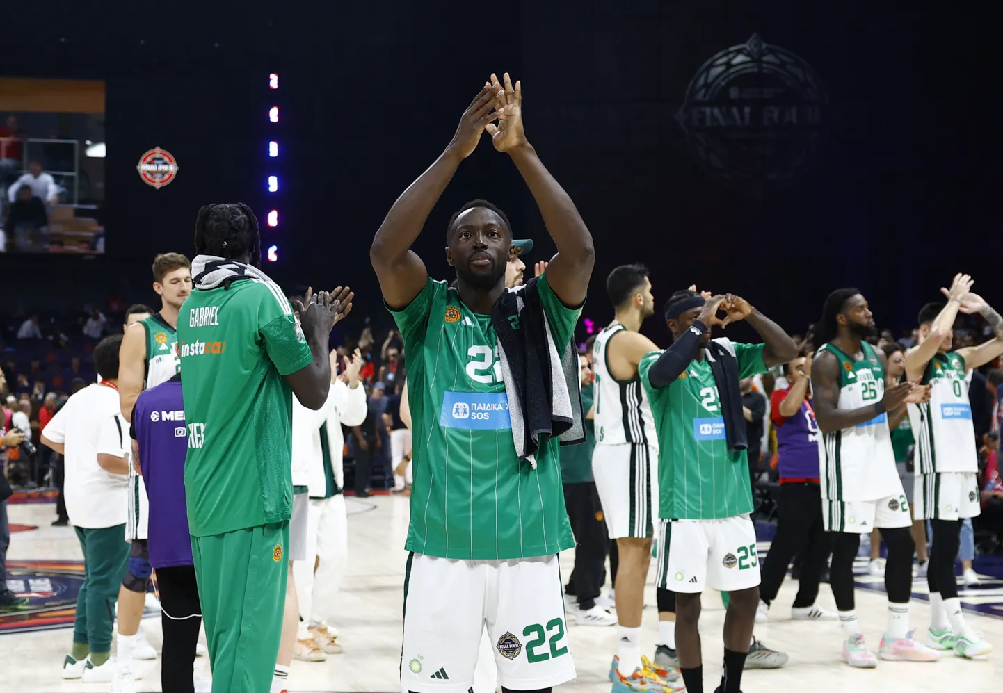 Atēnu "Panathinaikos" un Pirejas "Olympiacos" basketbolisti.
