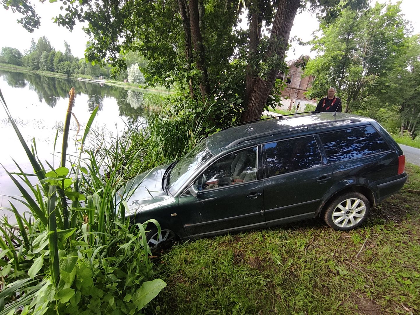Sõiduauto oli vajunud esiotsaga järve.