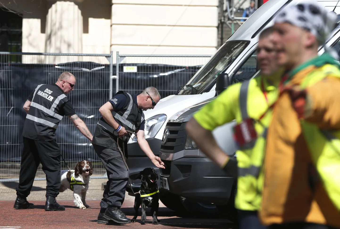 Politseinikud kontrollisid eile teenistuskoerte abil autosid paigas, kus täna asub Londoni maratoni finiš.
