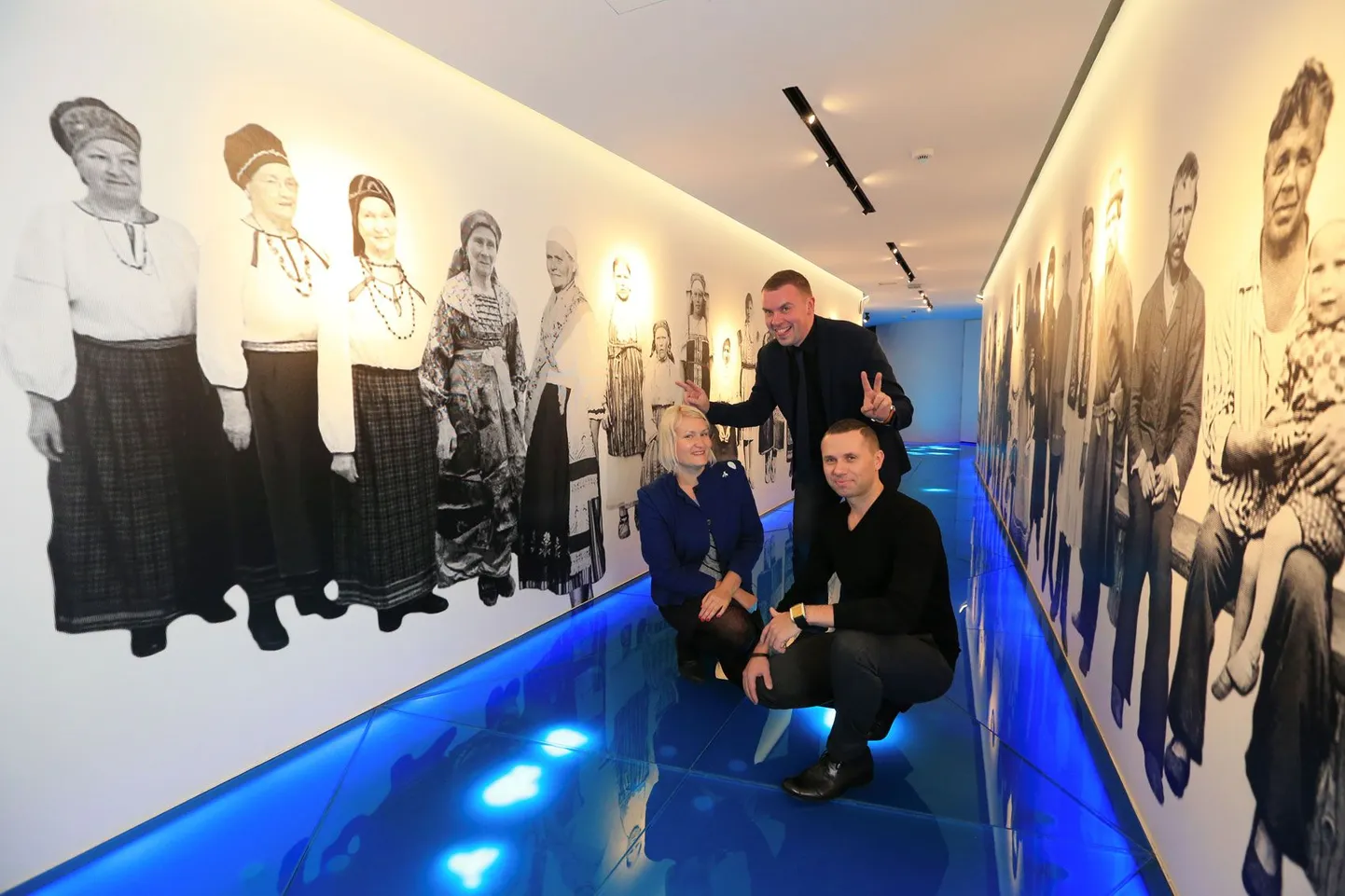 Jõel läbi soome-ugri rahvaste näituse seisavad selle loojad Anne Määrmann (vasakult), Ken Ruut ja Jan Graps arhitektibüroost JanKen Wisespace. Neid aitas Velveti agentuur. Valged kujundid on kalad.