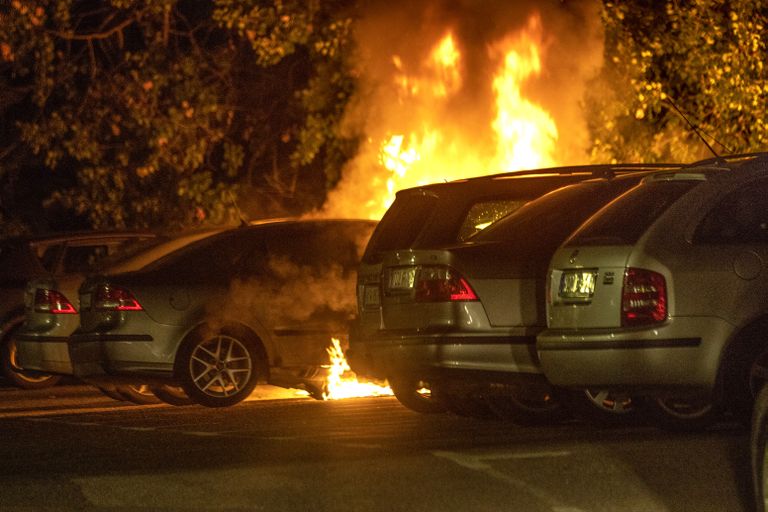В Швеции подожгли автомобили.