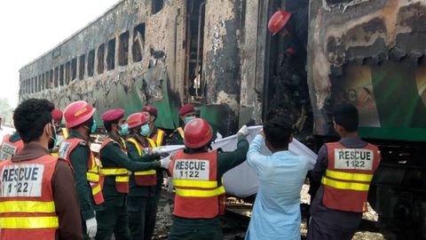 Gaasipliidist alanud rongipõlengus hukkus Pakistanis üle 70 inimese