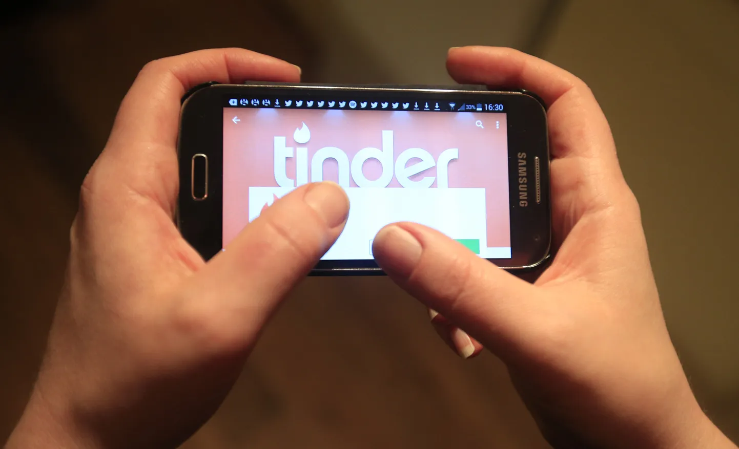 Tinderi kohtinguäpp nutitelefonis.