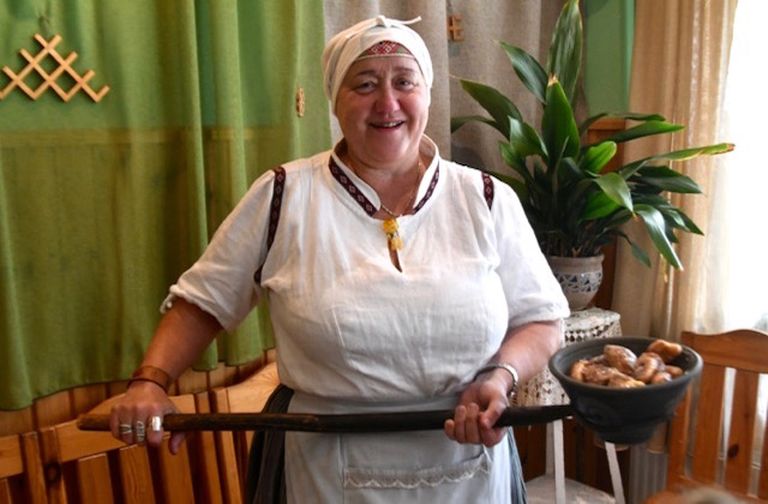 Вия Анцане из аглонского Музея хлеба приготовила латгальские клецкас для школьников из Курземе
