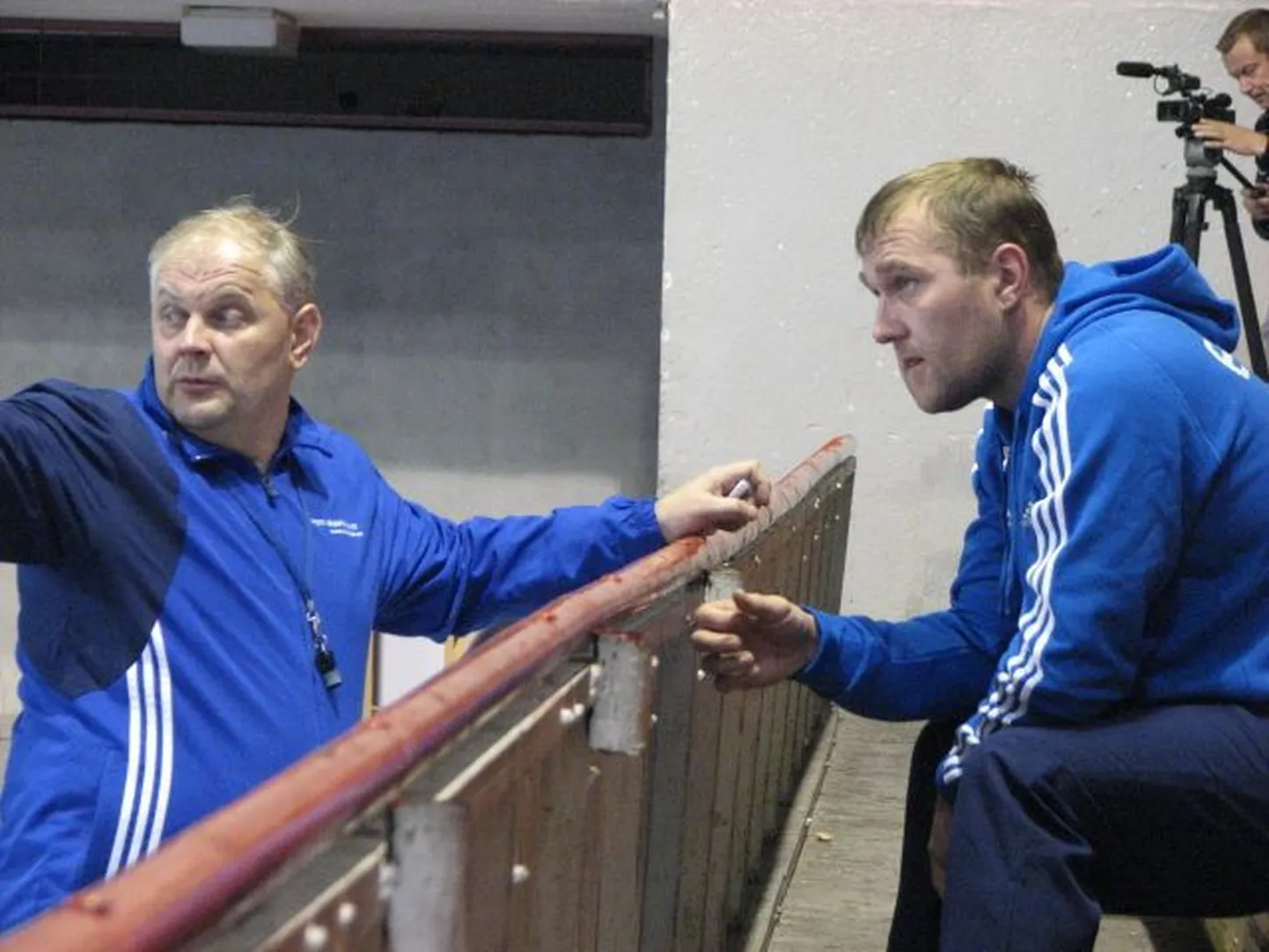 Kalmer Musting ja eile paistes lõua tõttu treeningut tribüünilt jälginud Kristo Järva (paremal) arutavad tänast mänguplaani.