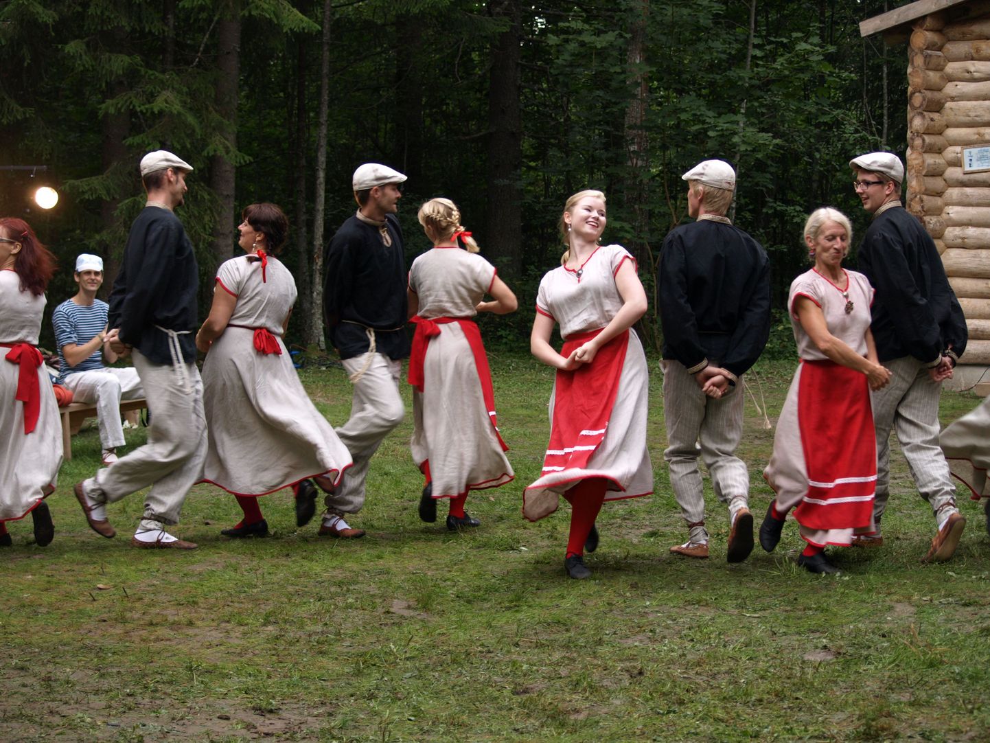 II Vargamäe Võistutantsimine. Pärnumaa segarühm "Kajakas" viis tantsu eest "Tuustep" koju Rändpastla.