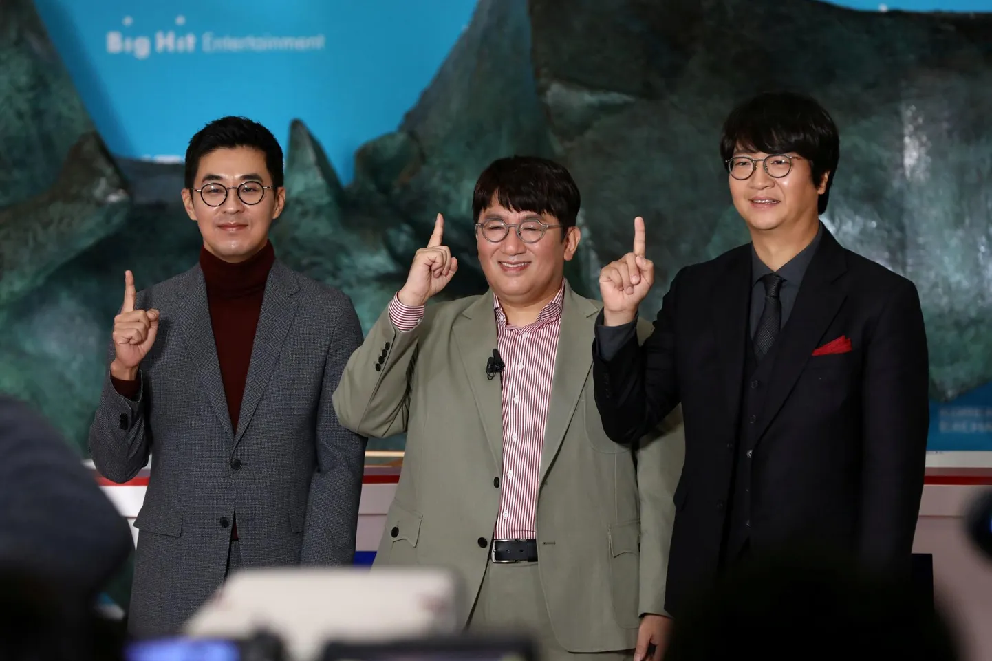 Big Hit Entertainmenti asutaja ja suurim aktsionär Bang Si-hyuk (keskel) koos ettevõtte tippjuhtidega.